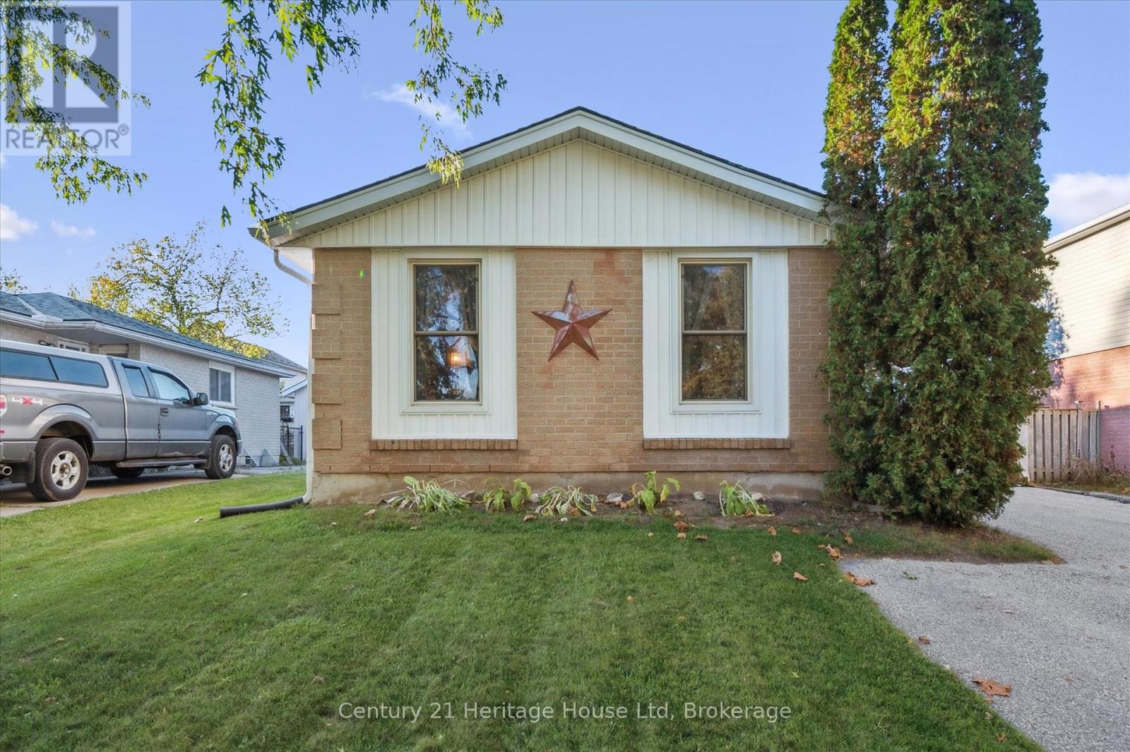 345 Stornoway Drive, Centre Wellington, Ontario  N1M 3K9 - Photo 2 - X12454438