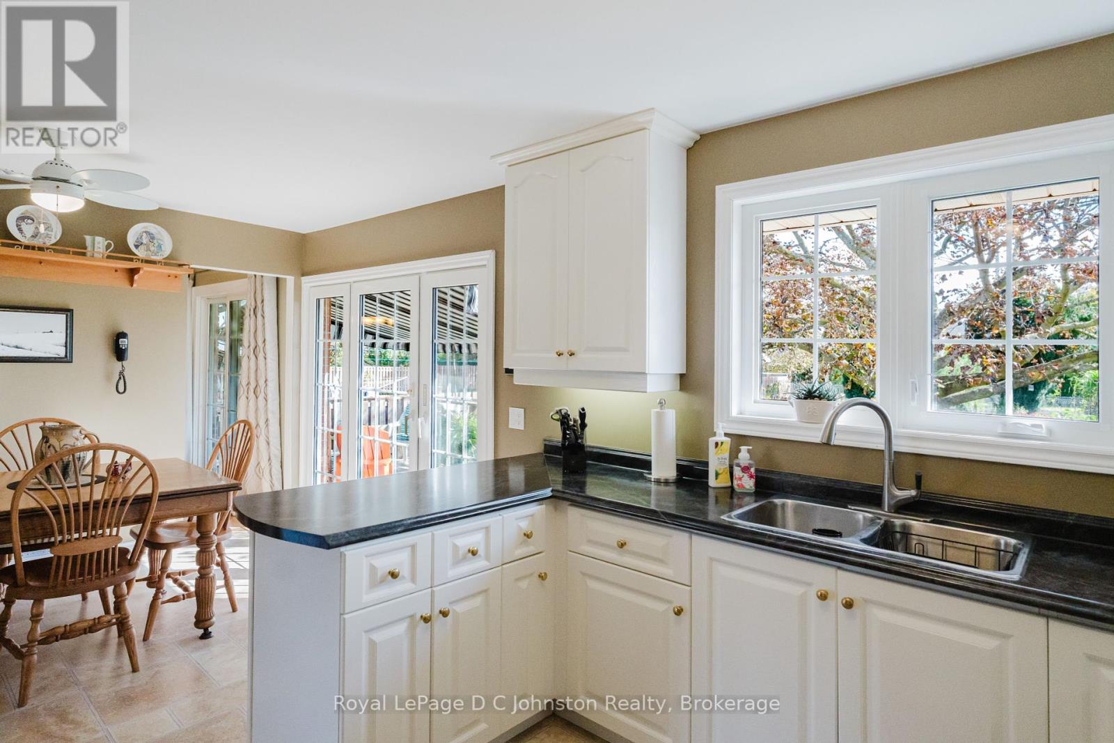 929 Wellington Street, Saugeen Shores, Ontario  N0H 2C3 - Photo 15 - X12454505