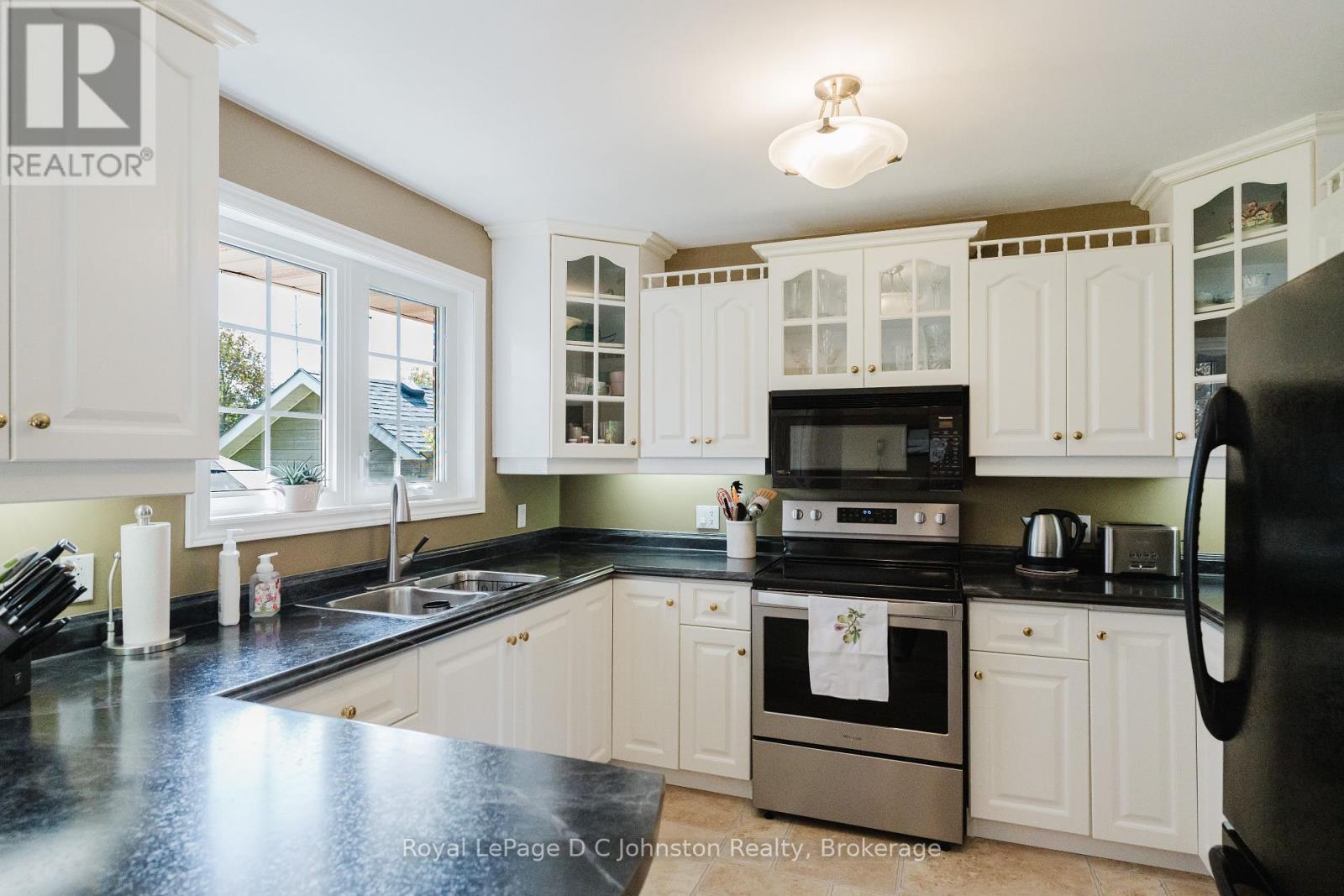 929 Wellington Street, Saugeen Shores, Ontario  N0H 2C3 - Photo 16 - X12454505