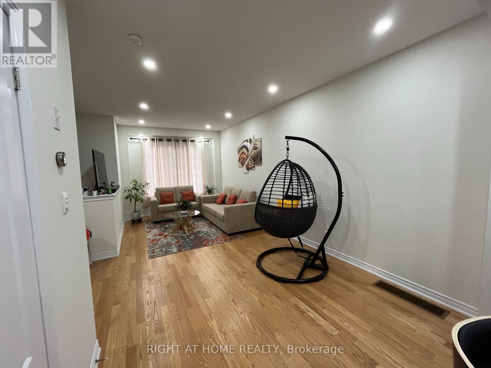 25 Sea Drifter Crescent, Brampton, Ontario  L6P 4A9 - Photo 2 - W12454425