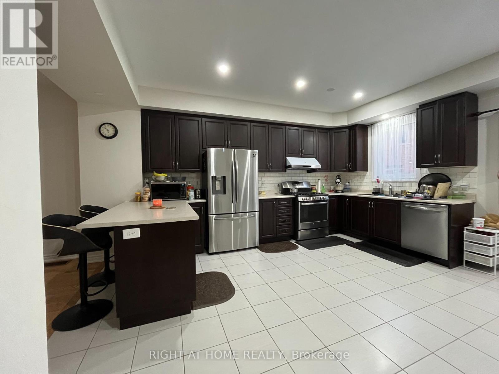 25 Sea Drifter Crescent, Brampton, Ontario  L6P 4A9 - Photo 4 - W12454425