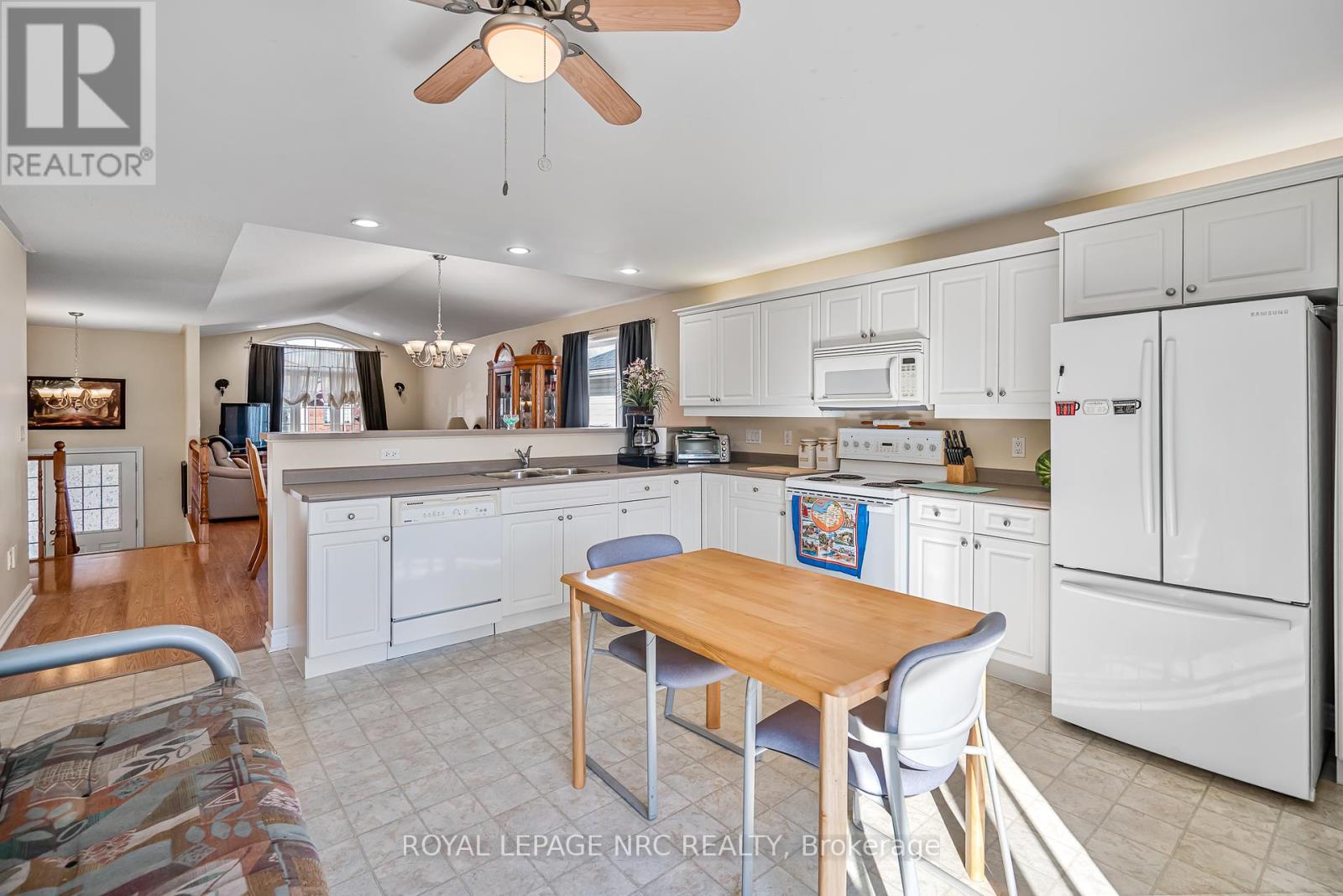 152 Larchwood Circle, Welland, Ontario  L3C 7L9 - Photo 11 - X12436002