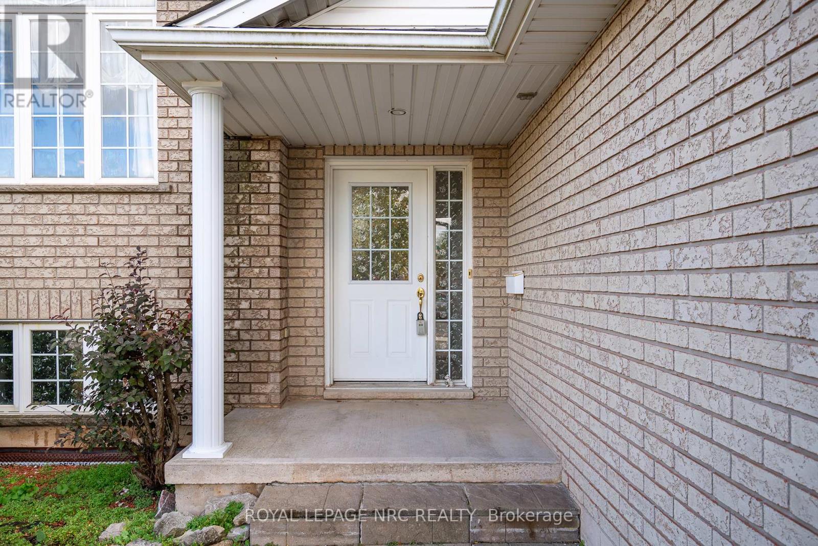 152 Larchwood Circle, Welland, Ontario  L3C 7L9 - Photo 2 - X12436002
