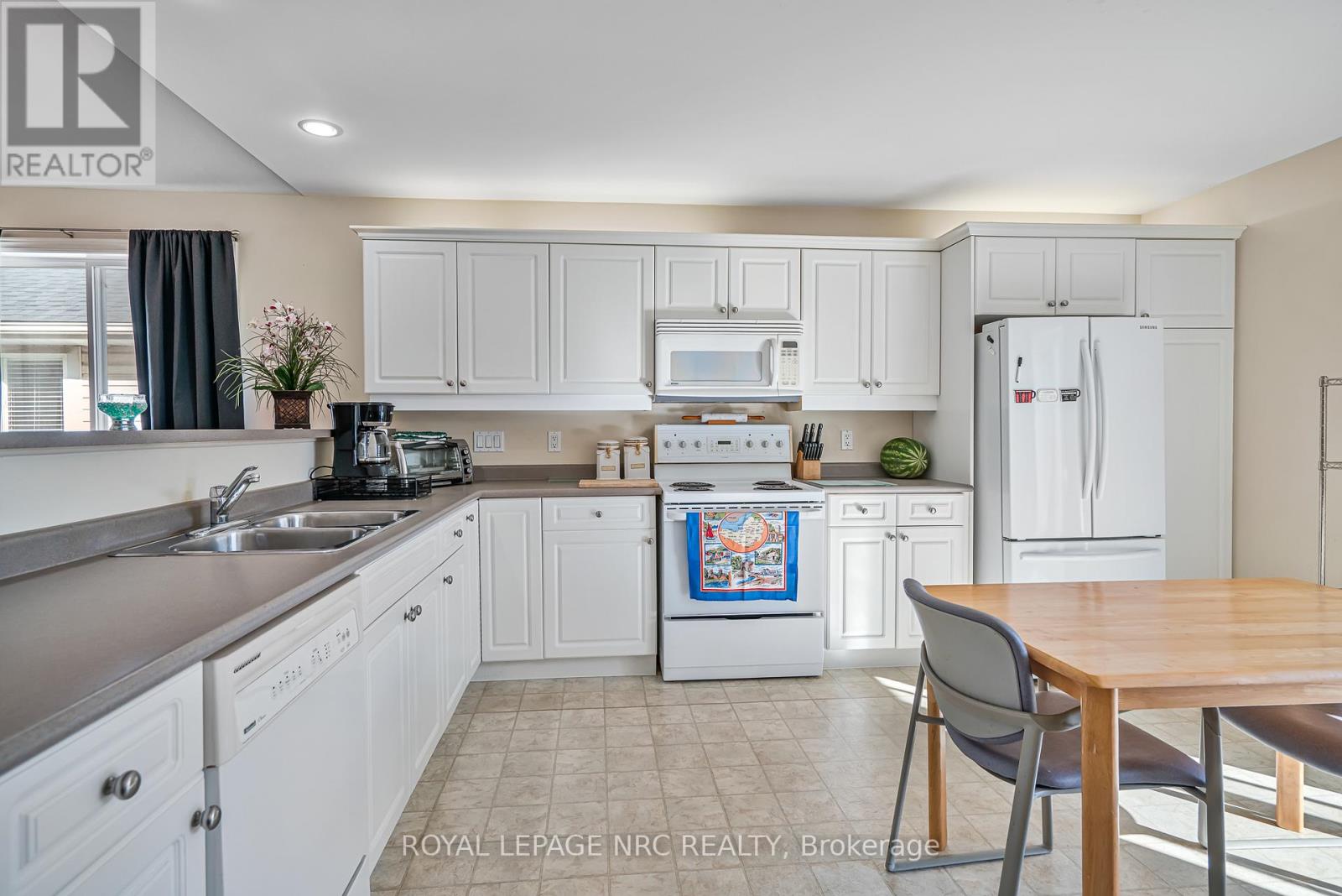 152 Larchwood Circle, Welland, Ontario  L3C 7L9 - Photo 10 - X12436002