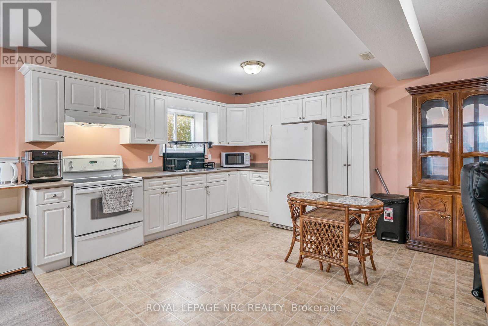 152 Larchwood Circle, Welland, Ontario  L3C 7L9 - Photo 22 - X12436002