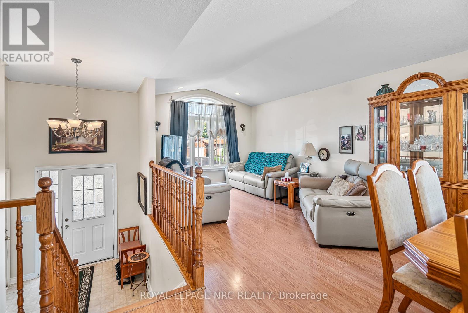 152 Larchwood Circle, Welland, Ontario  L3C 7L9 - Photo 3 - X12436002