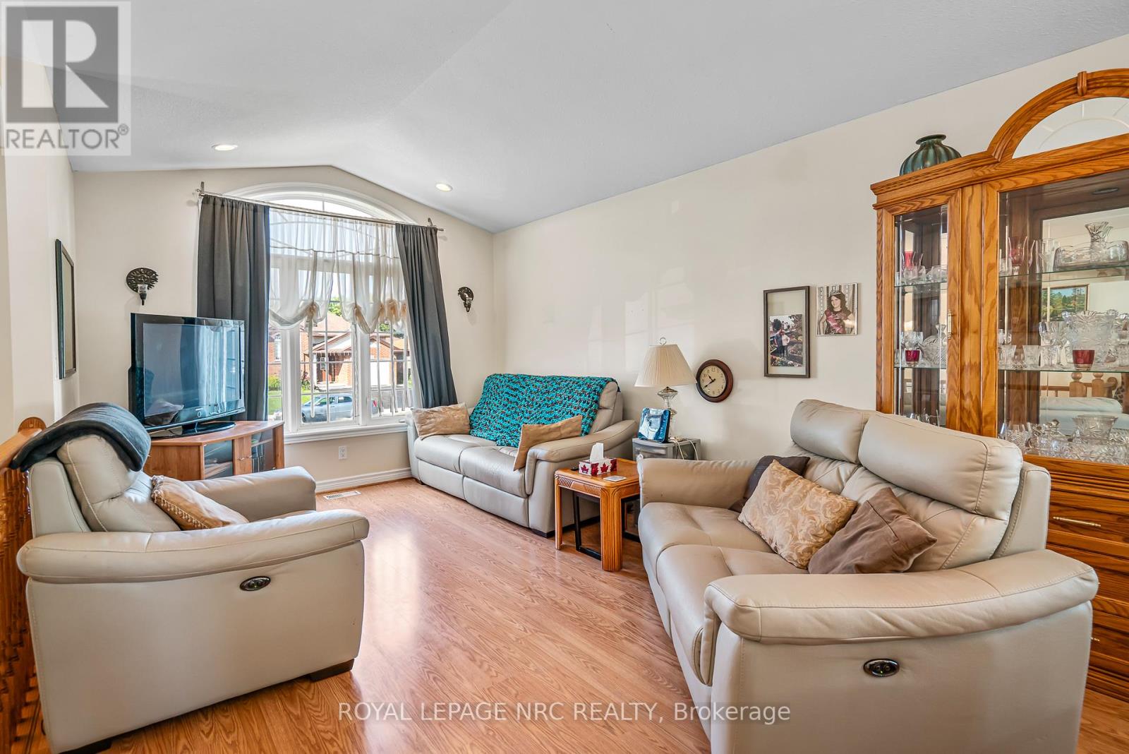 152 Larchwood Circle, Welland, Ontario  L3C 7L9 - Photo 4 - X12436002