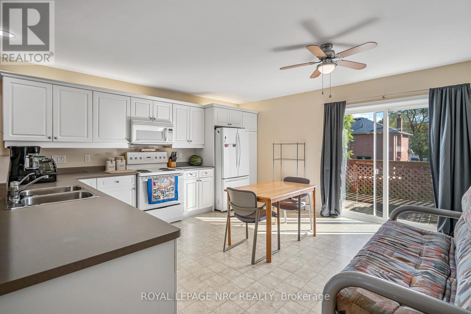 152 Larchwood Circle, Welland, Ontario  L3C 7L9 - Photo 8 - X12436002