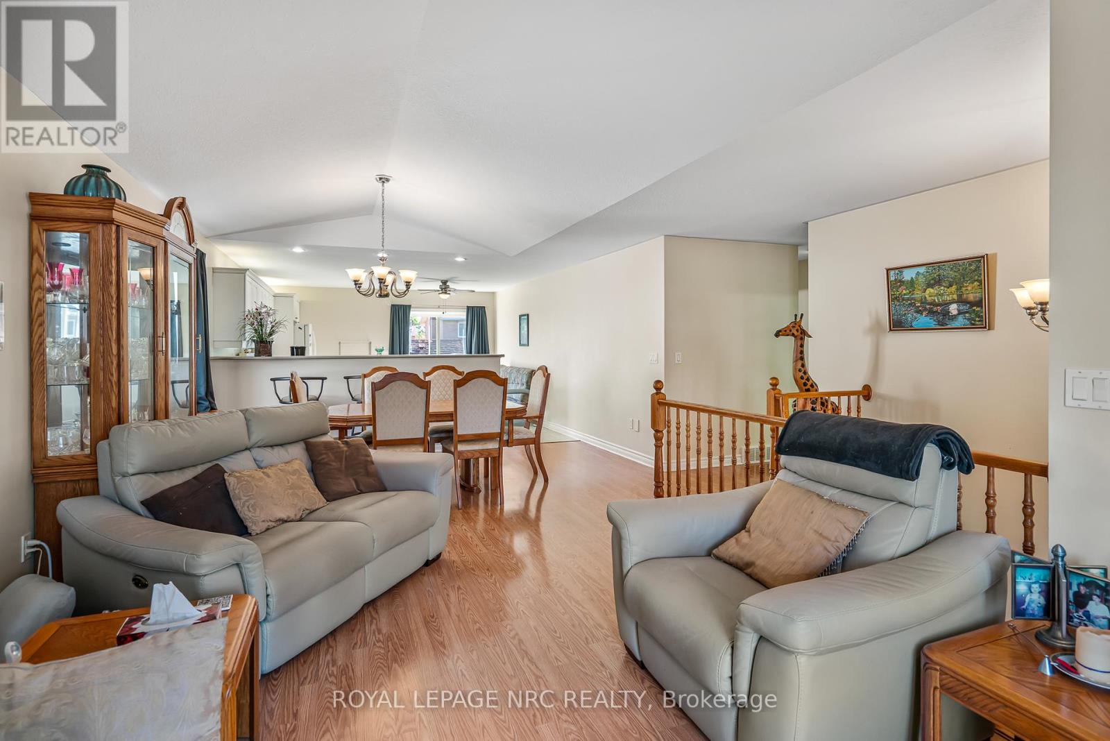 152 Larchwood Circle, Welland, Ontario  L3C 7L9 - Photo 6 - X12436002