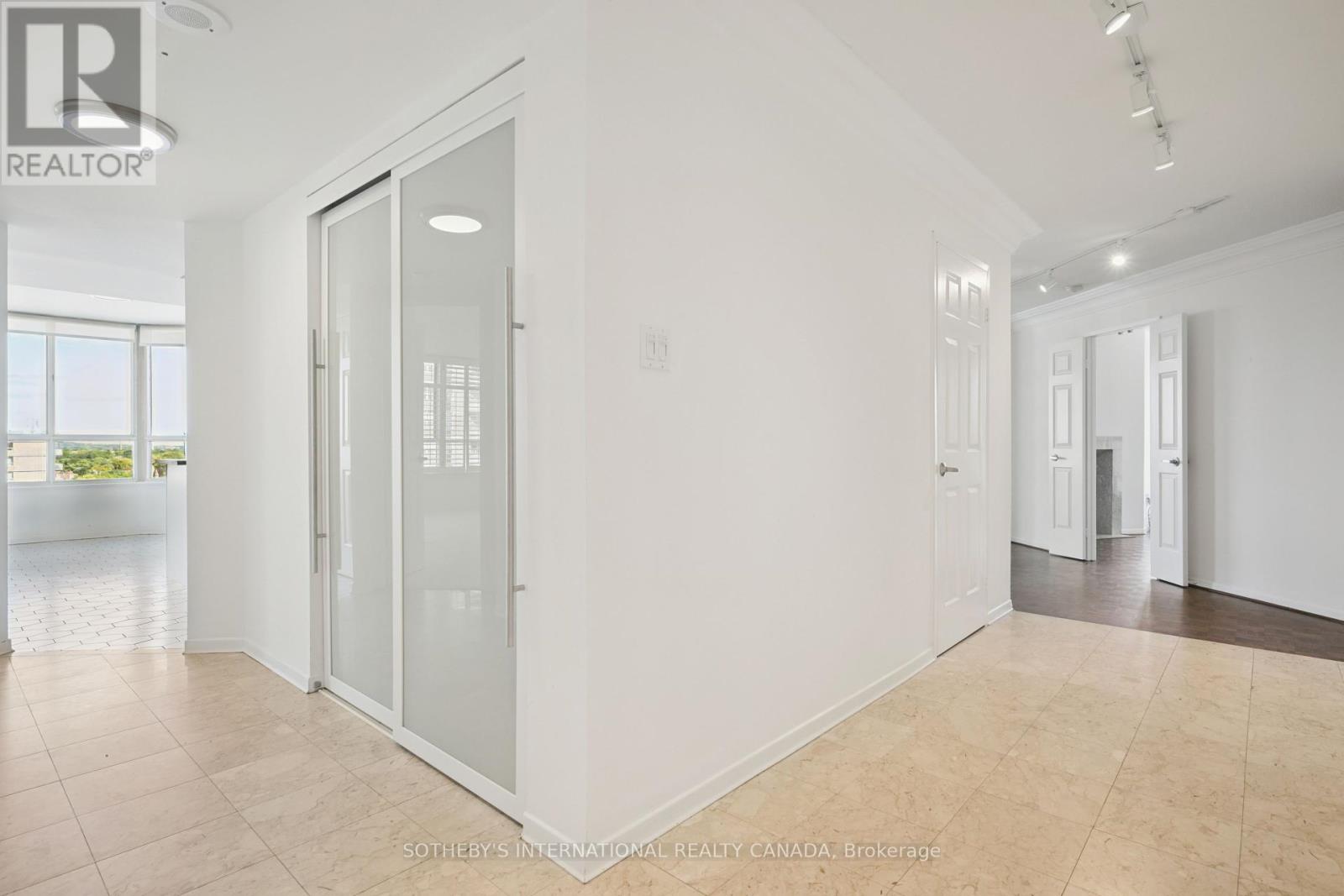 1104 - 130 Carlton Street, Toronto, Ontario  M5A 4K3 - Photo 3 - C12454512