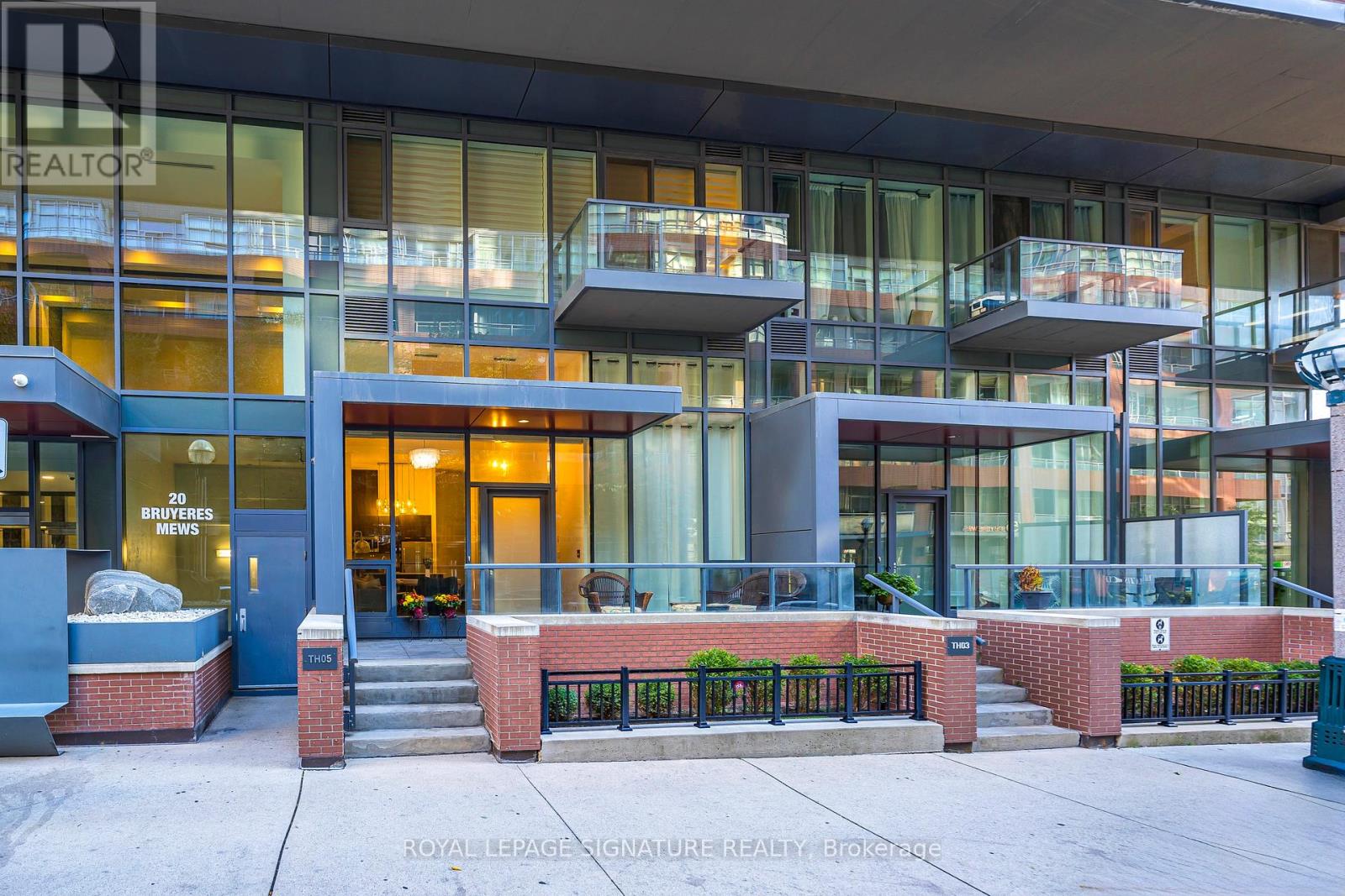 Th05 - 20 Bruyeres Mews, Toronto, Ontario  M5V 0G8 - Photo 2 - C12454520