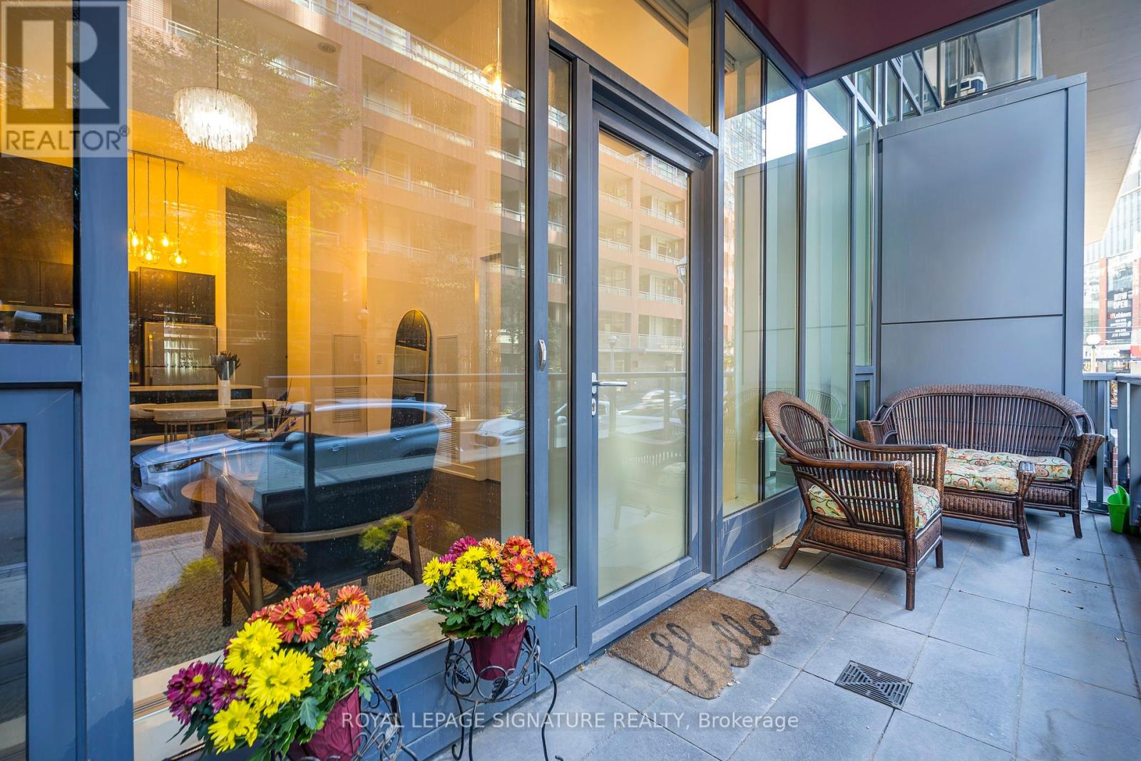 Th05 - 20 Bruyeres Mews, Toronto, Ontario  M5V 0G8 - Photo 3 - C12454520