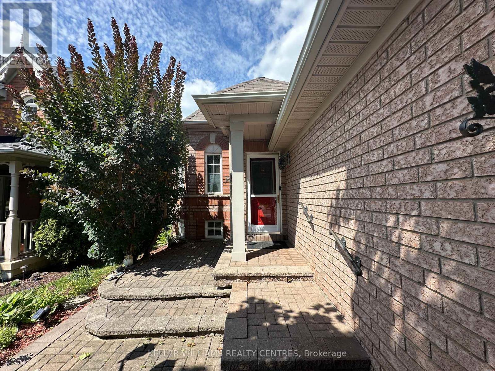 165 Clearmeadow Boulevard, Newmarket, Ontario  L3X 2E4 - Photo 4 - N12453455