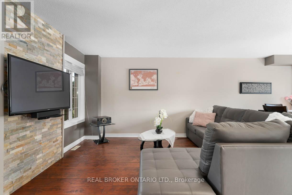 131 Ruffet Drive, Barrie, Ontario  L4N 0N6 - Photo 5 - S12454508