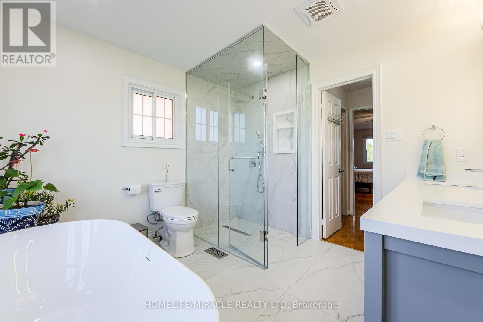 89 Woodlot Crescent, Toronto, Ontario  M9W 6T3 - Photo 15 - W12454529