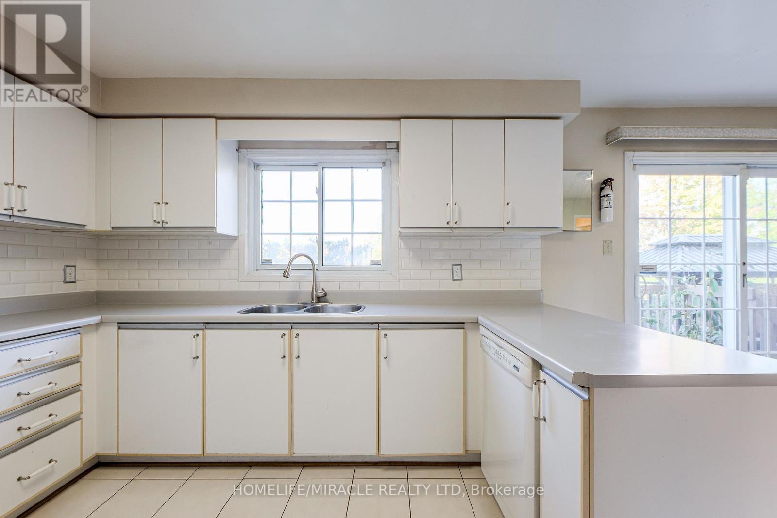 89 Woodlot Crescent, Toronto, Ontario  M9W 6T3 - Photo 36 - W12454529
