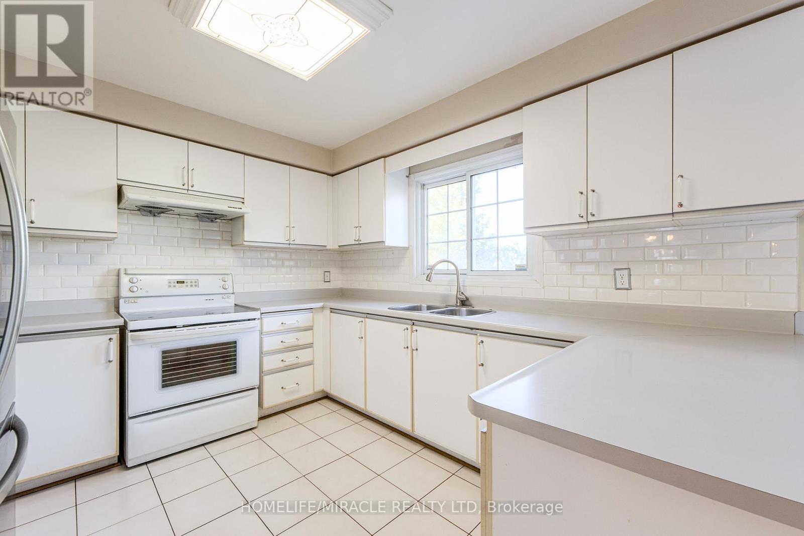 89 Woodlot Crescent, Toronto, Ontario  M9W 6T3 - Photo 37 - W12454529