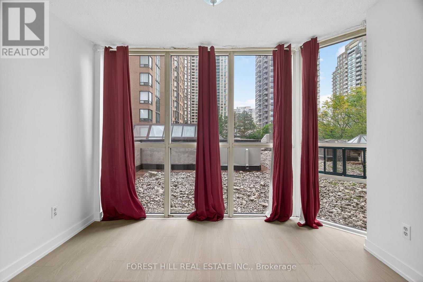 210 - 285 Enfield Place N, Mississauga, Ontario  L5B 3Y6 - Photo 12 - W12454535