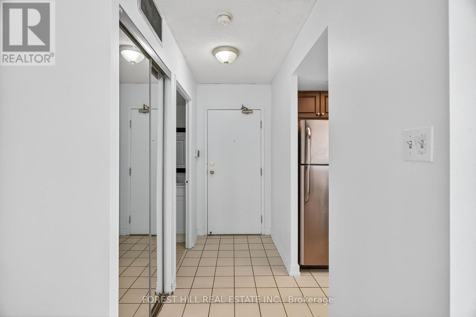 210 - 285 Enfield Place N, Mississauga, Ontario  L5B 3Y6 - Photo 3 - W12454535