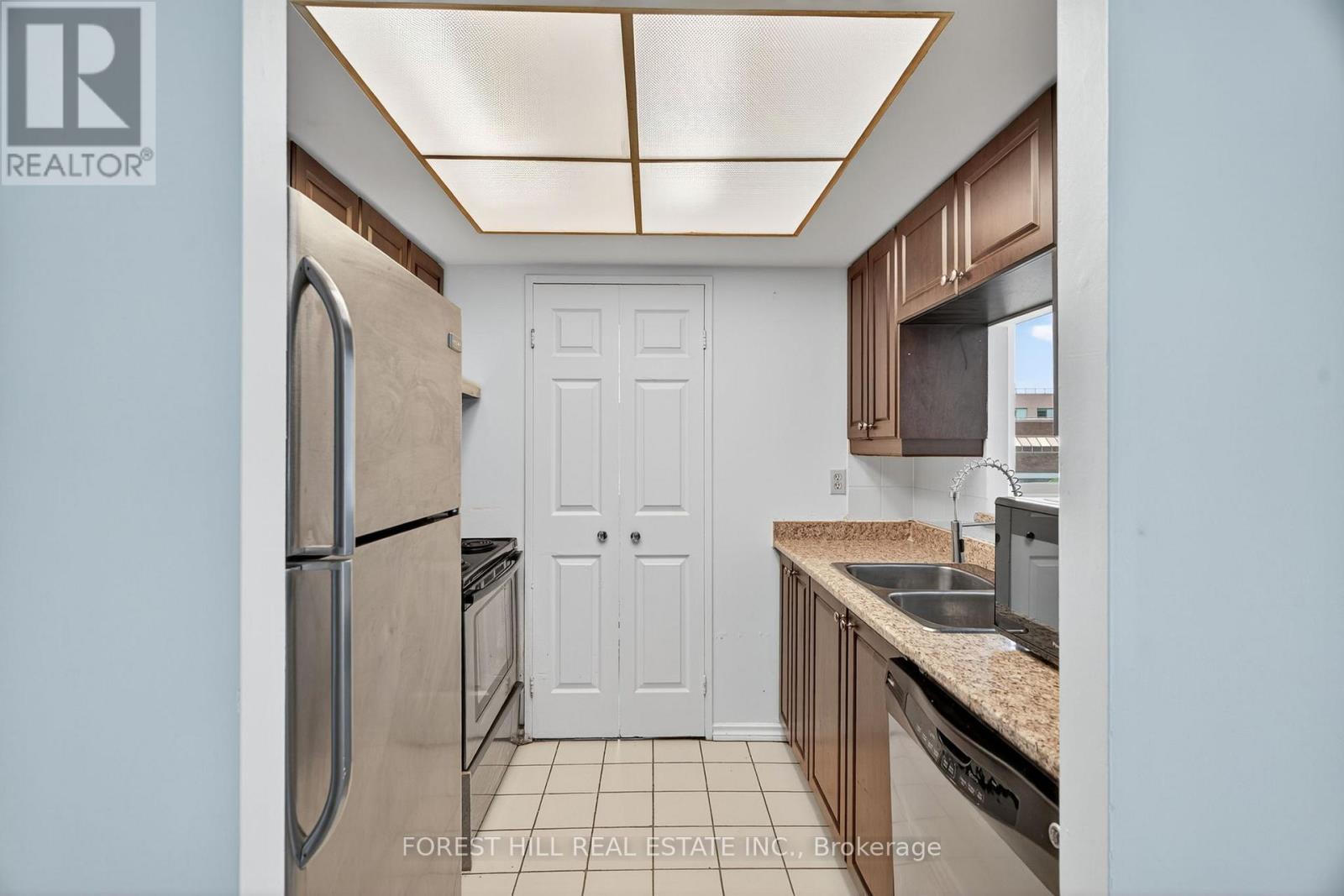 210 - 285 Enfield Place N, Mississauga, Ontario  L5B 3Y6 - Photo 4 - W12454535