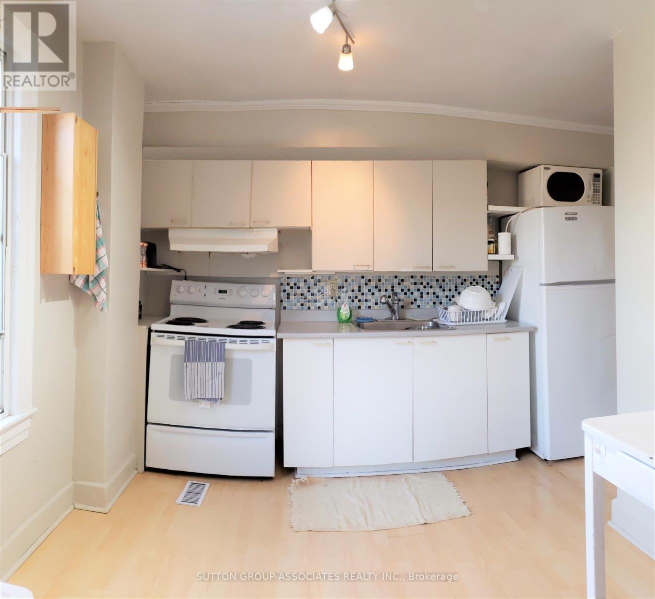 203 Fairview Avenue, Toronto, Ontario  M6P 3A6 - Photo 12 - W12454587