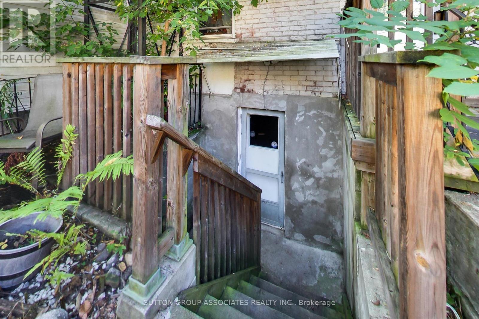 203 Fairview Avenue, Toronto, Ontario  M6P 3A6 - Photo 22 - W12454587