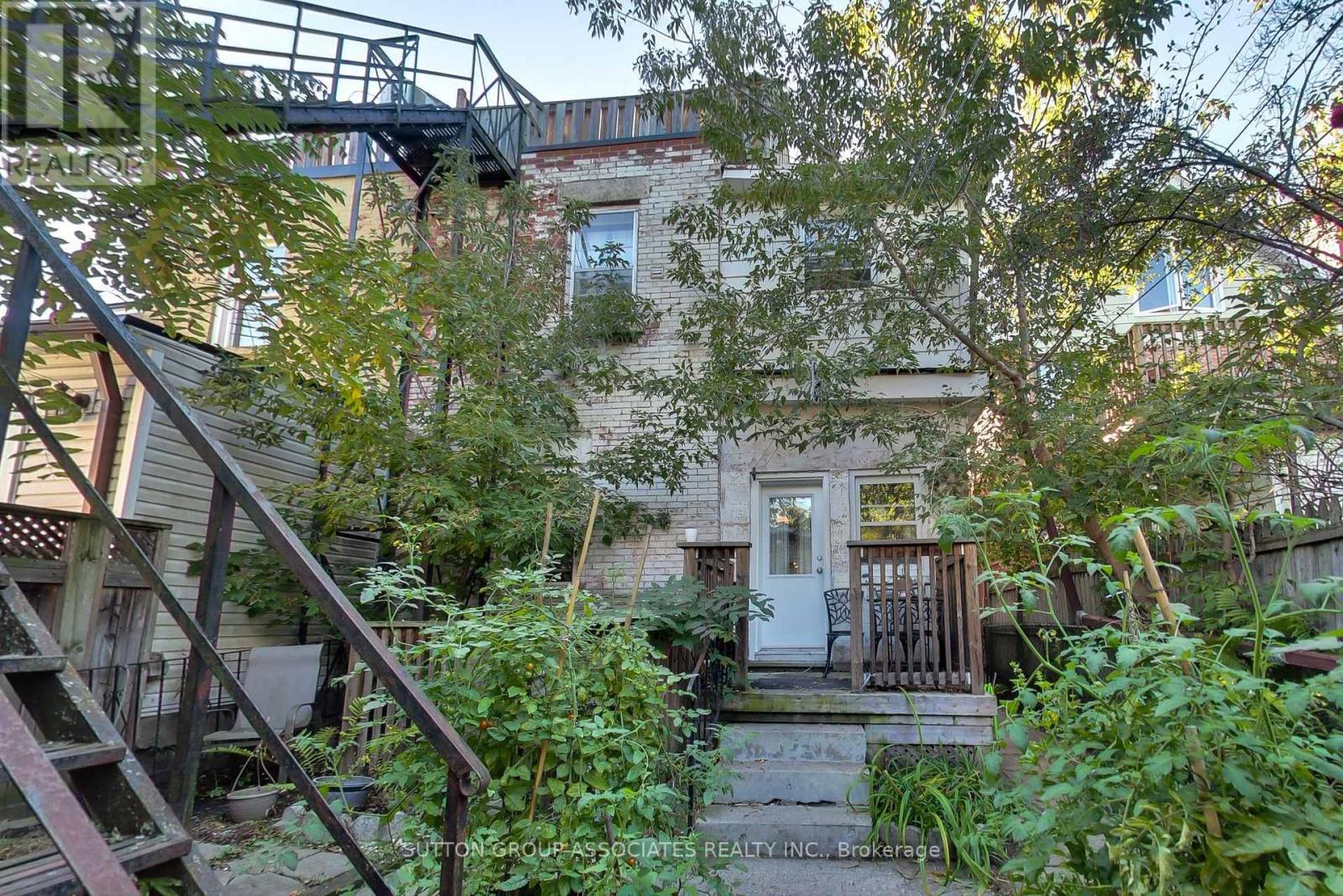 203 Fairview Avenue, Toronto, Ontario  M6P 3A6 - Photo 27 - W12454587