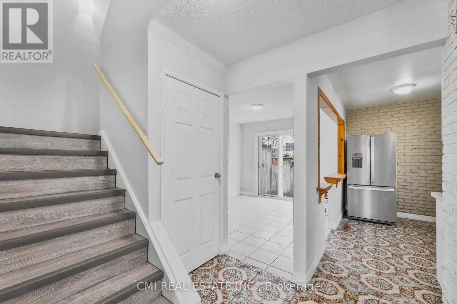 17 Maplestone Avenue, Sarnia, Ontario  N7S 4X1 - Photo 16 - X12454473