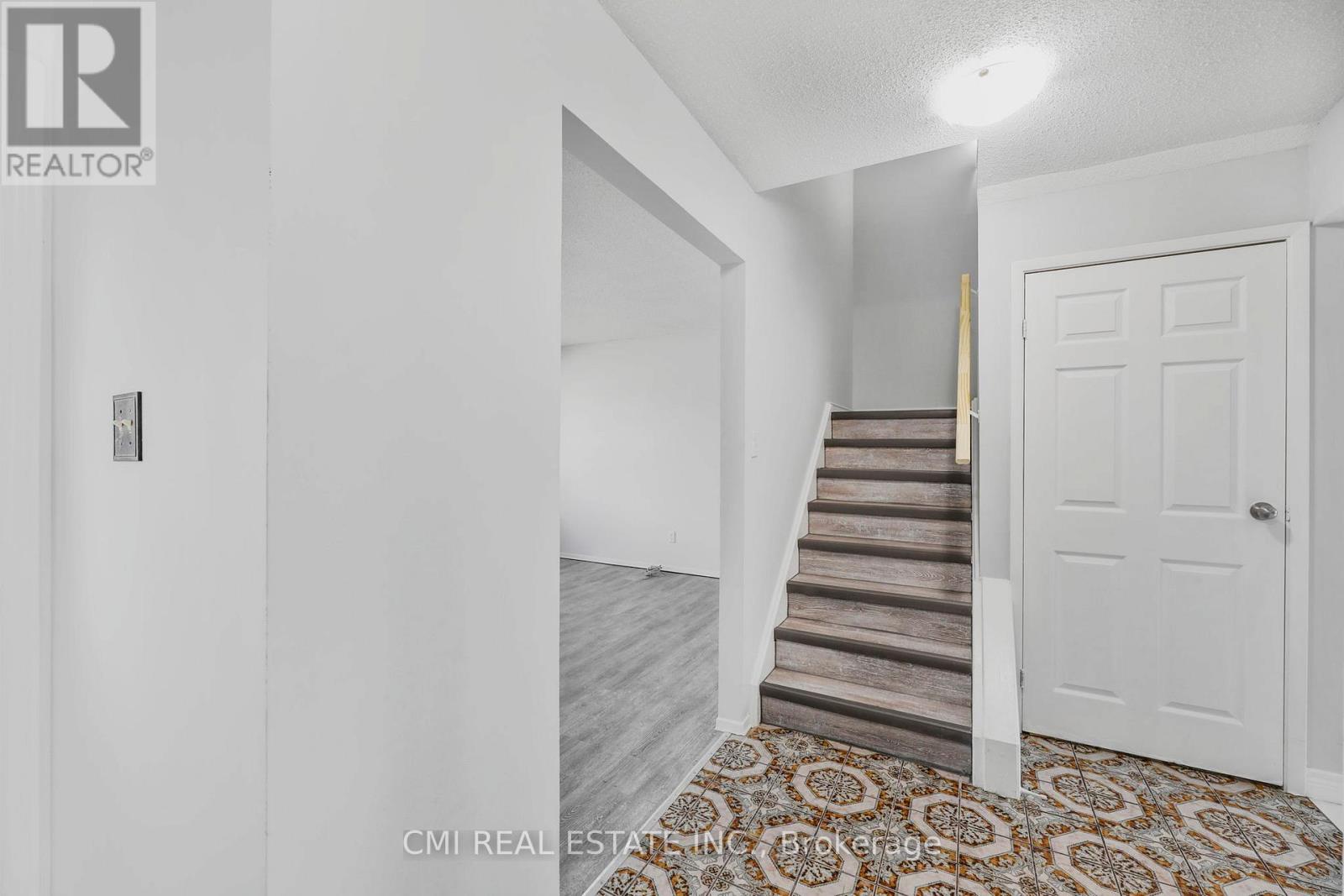 17 Maplestone Avenue, Sarnia, Ontario  N7S 4X1 - Photo 17 - X12454473