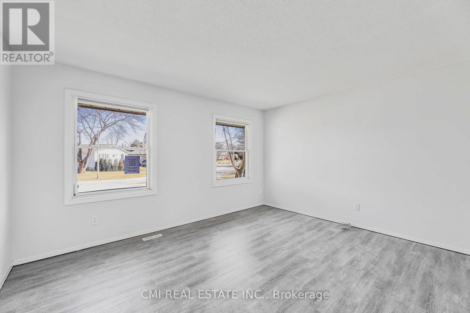17 Maplestone Avenue, Sarnia, Ontario  N7S 4X1 - Photo 6 - X12454473