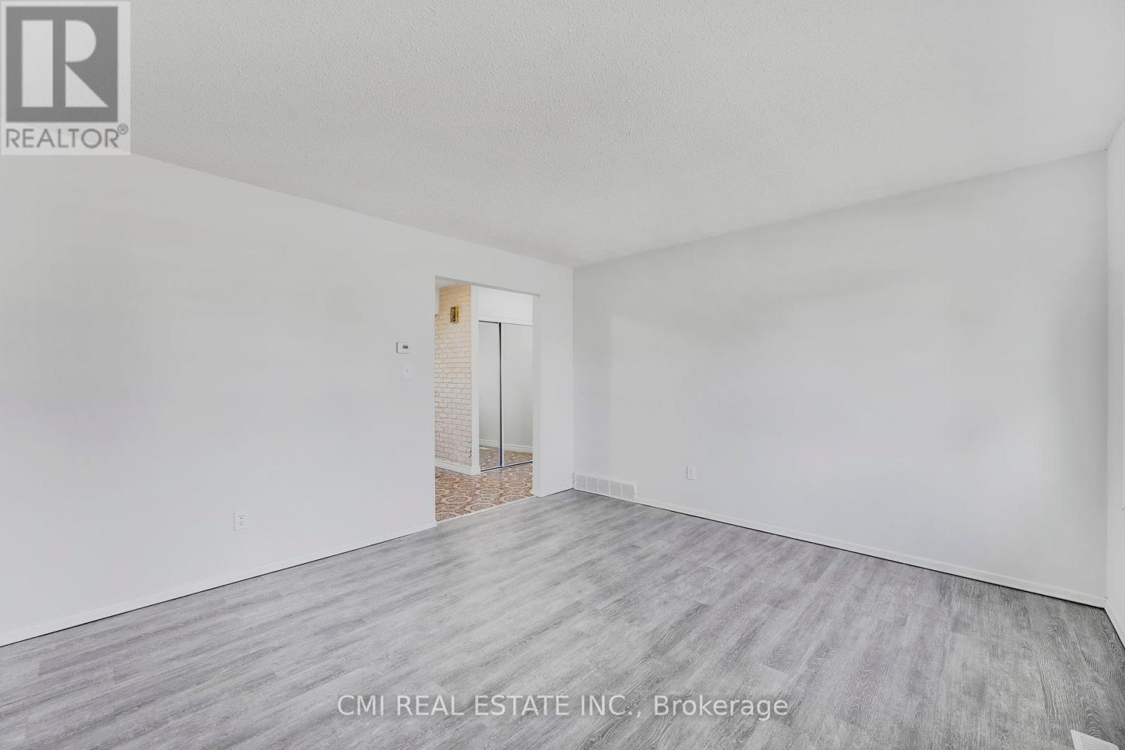 17 Maplestone Avenue, Sarnia, Ontario  N7S 4X1 - Photo 8 - X12454473