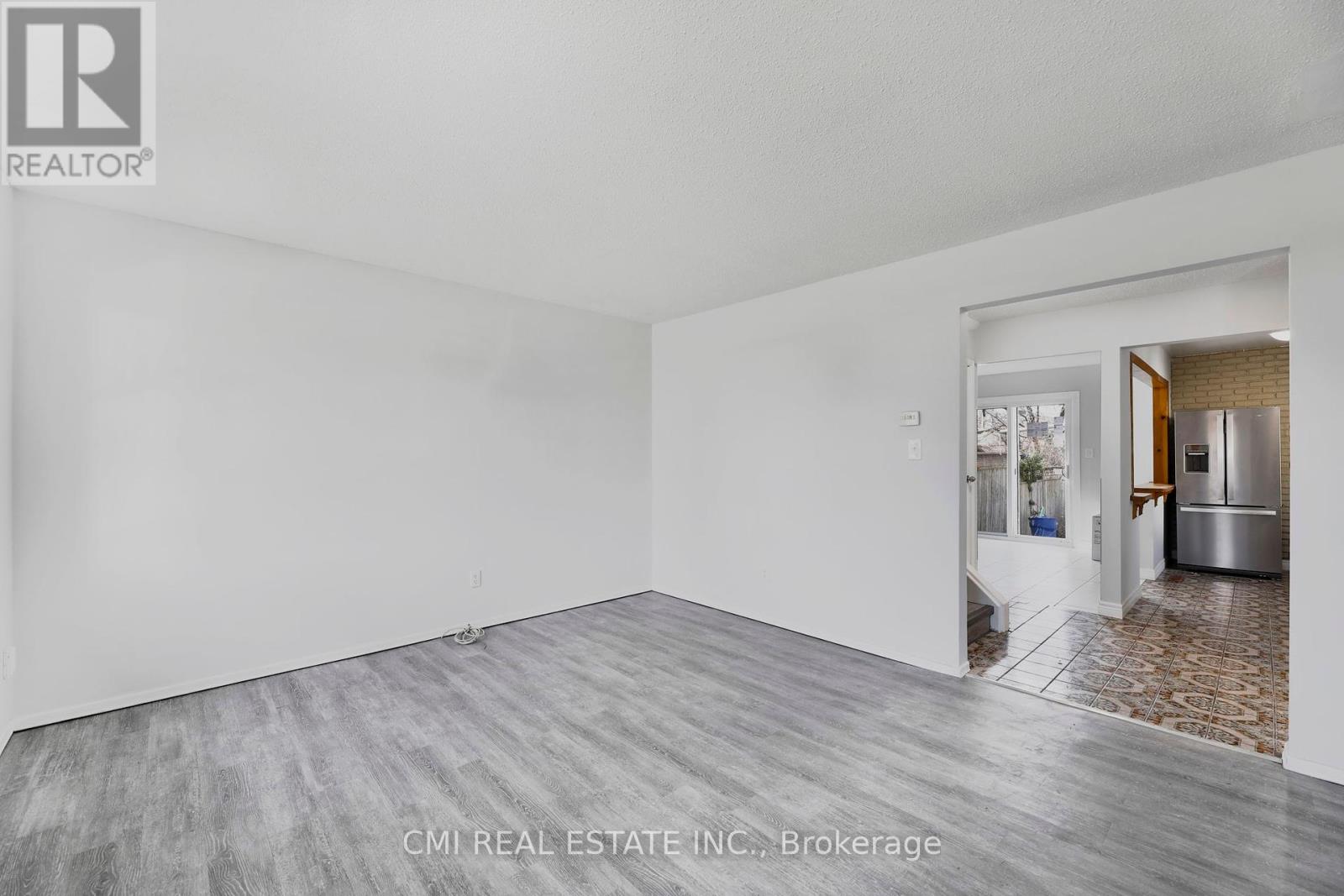 17 Maplestone Avenue, Sarnia, Ontario  N7S 4X1 - Photo 9 - X12454473