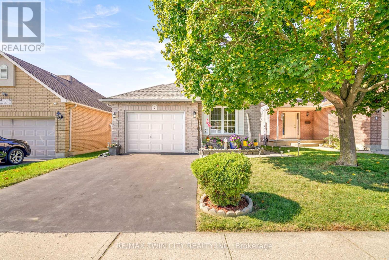 5 Anastasia Crescent, Brantford, Ontario  N3P 2A9 - Photo 2 - X12454507