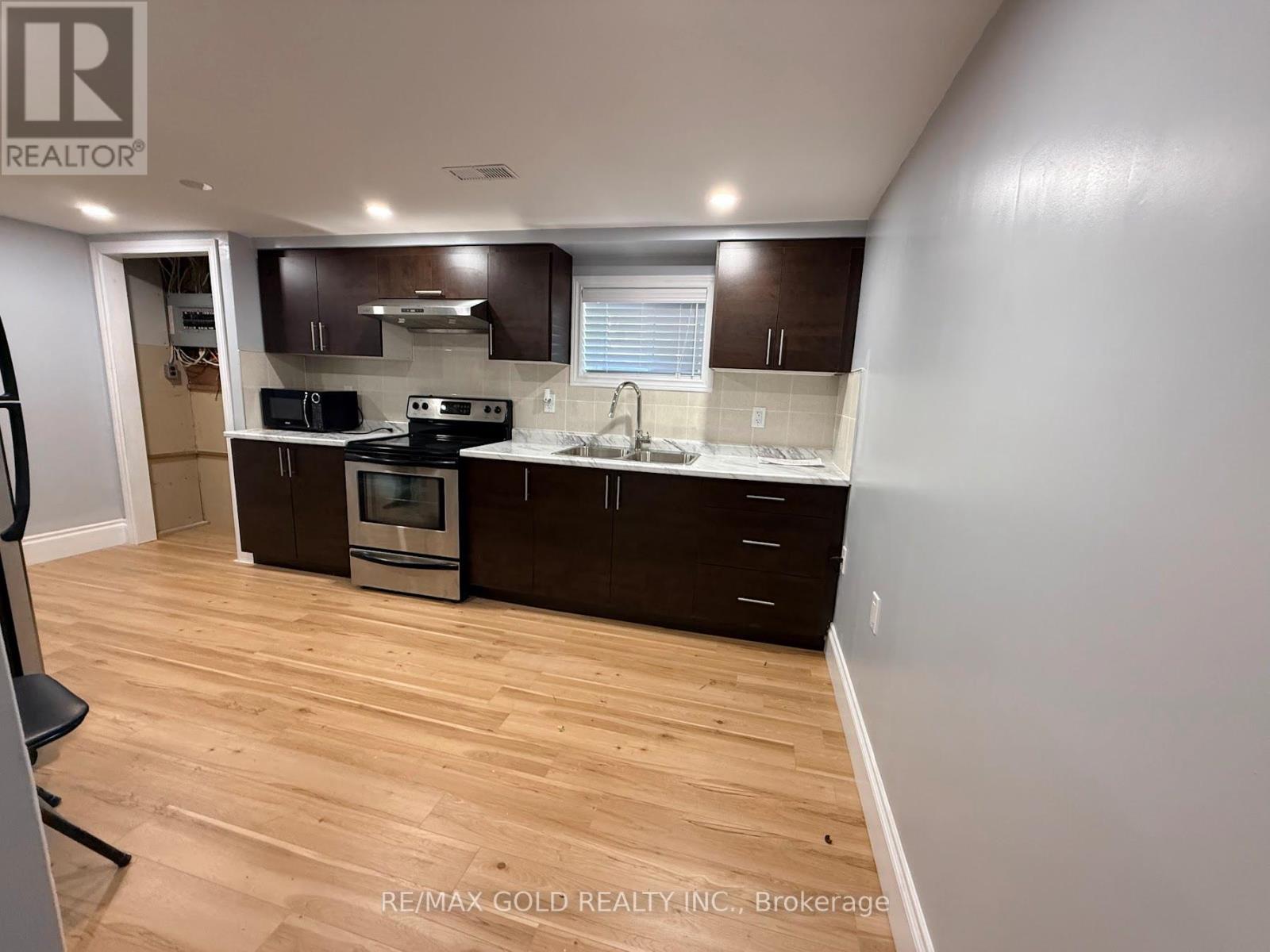 32 Jade Crescent, Brampton, Ontario  L6S 3H1 - Photo 4 - W12375758