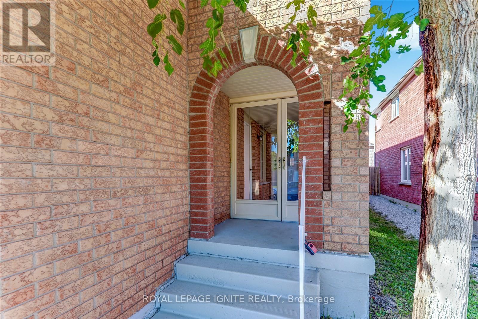 218 Sophia Road, Markham, Ontario  L3S 4C6 - Photo 3 - N12454491