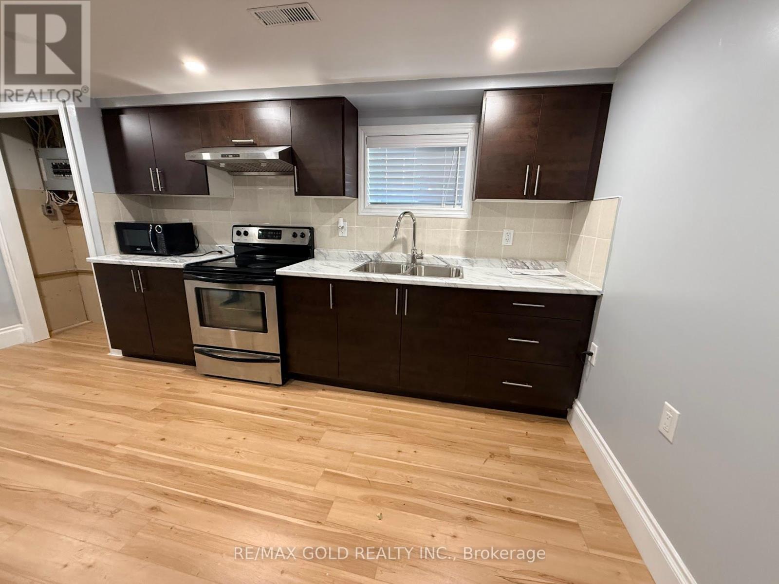 32 Jade Crescent, Brampton, Ontario  L6S 3H1 - Photo 3 - W12375758