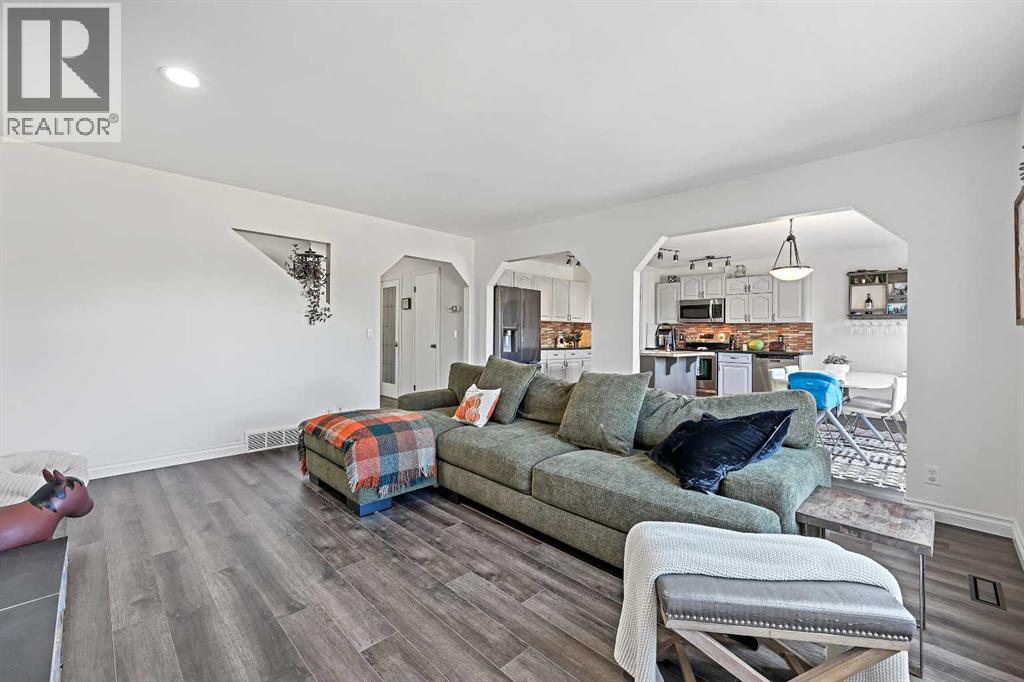 52 West Edge Road, Cochrane, Alberta  T4C 1L1 - Photo 6 - A2262912