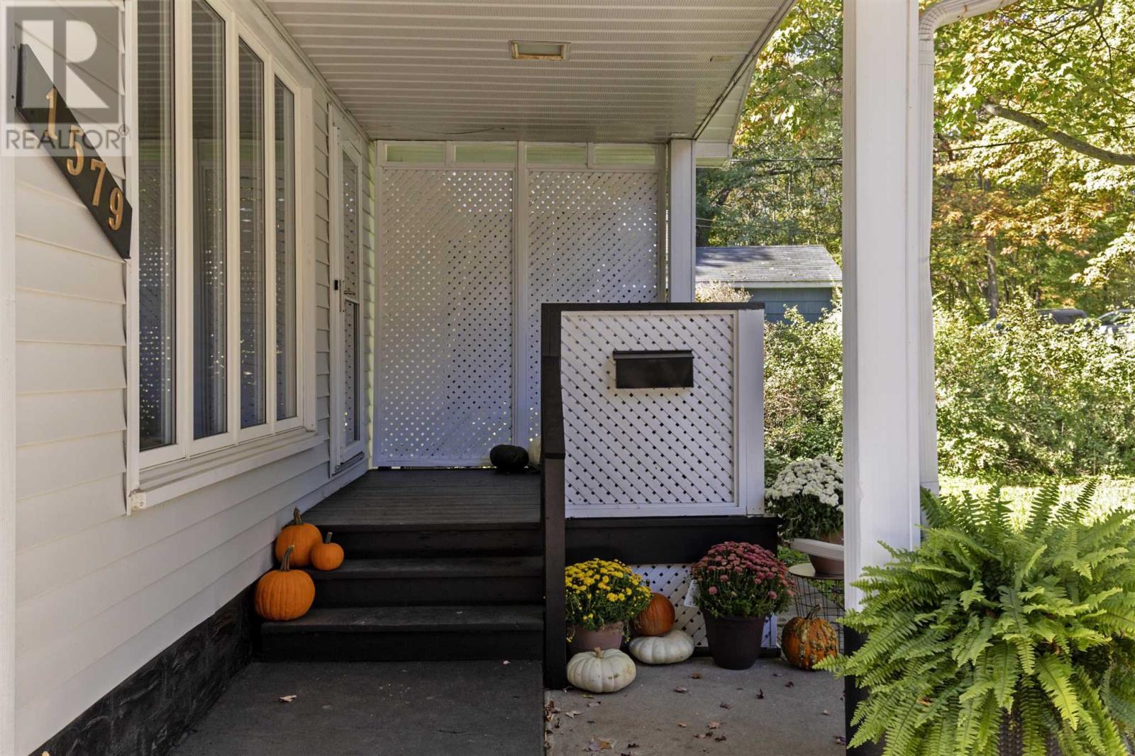 1579 Queen St E, Sault Ste. Marie, Ontario  P6A 2G5 - Photo 3 - SM252899