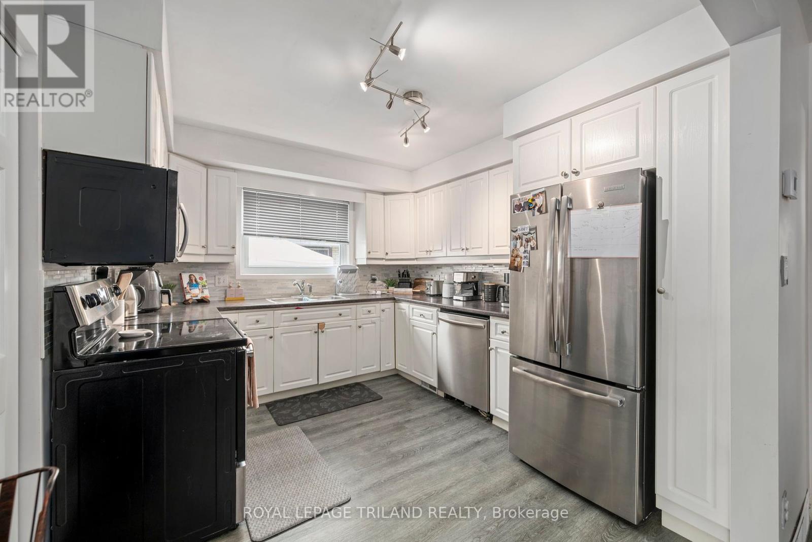9 Johnson Place, St. Thomas, Ontario  N5P 2E9 - Photo 8 - X12454697