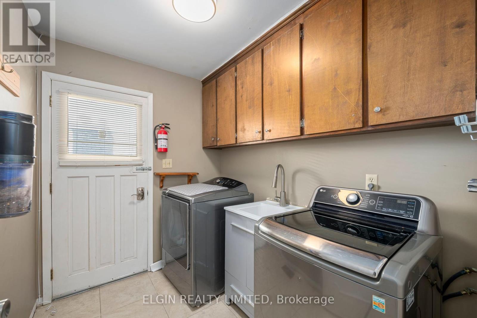 23 Farmington Crescent, London South, Ontario  N6K 3J2 - Photo 14 - X12454730