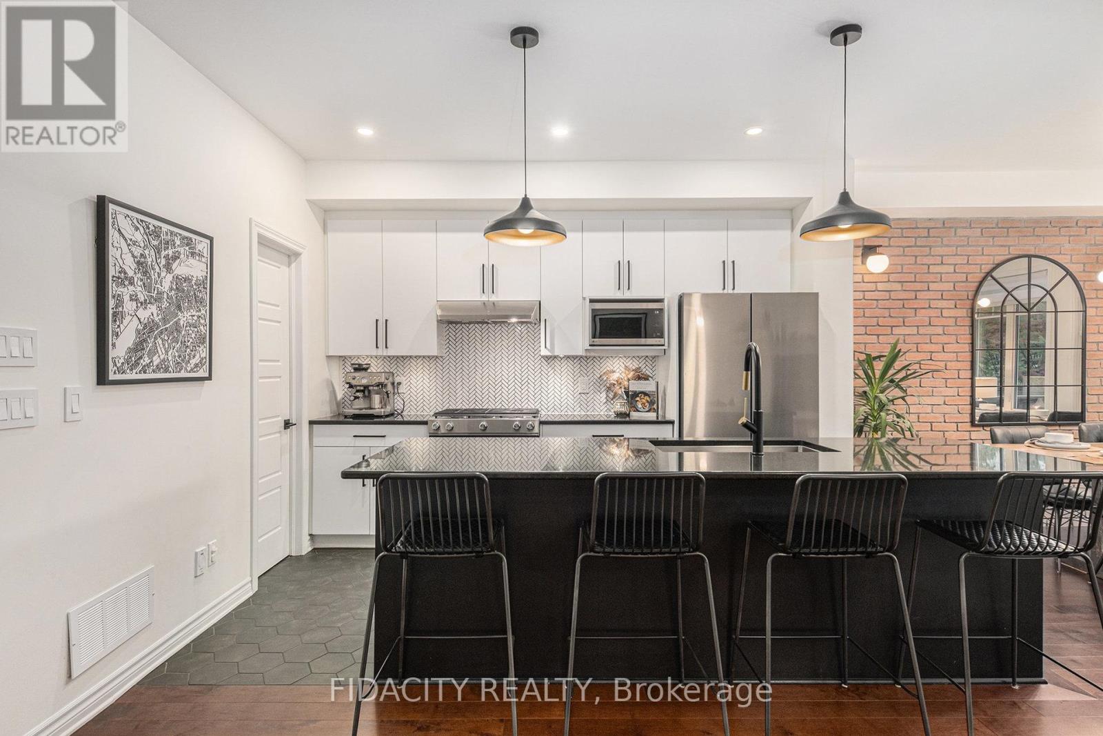 648 Vivera Place, Ottawa, Ontario  K2S 2N1 - Photo 3 - X12454794