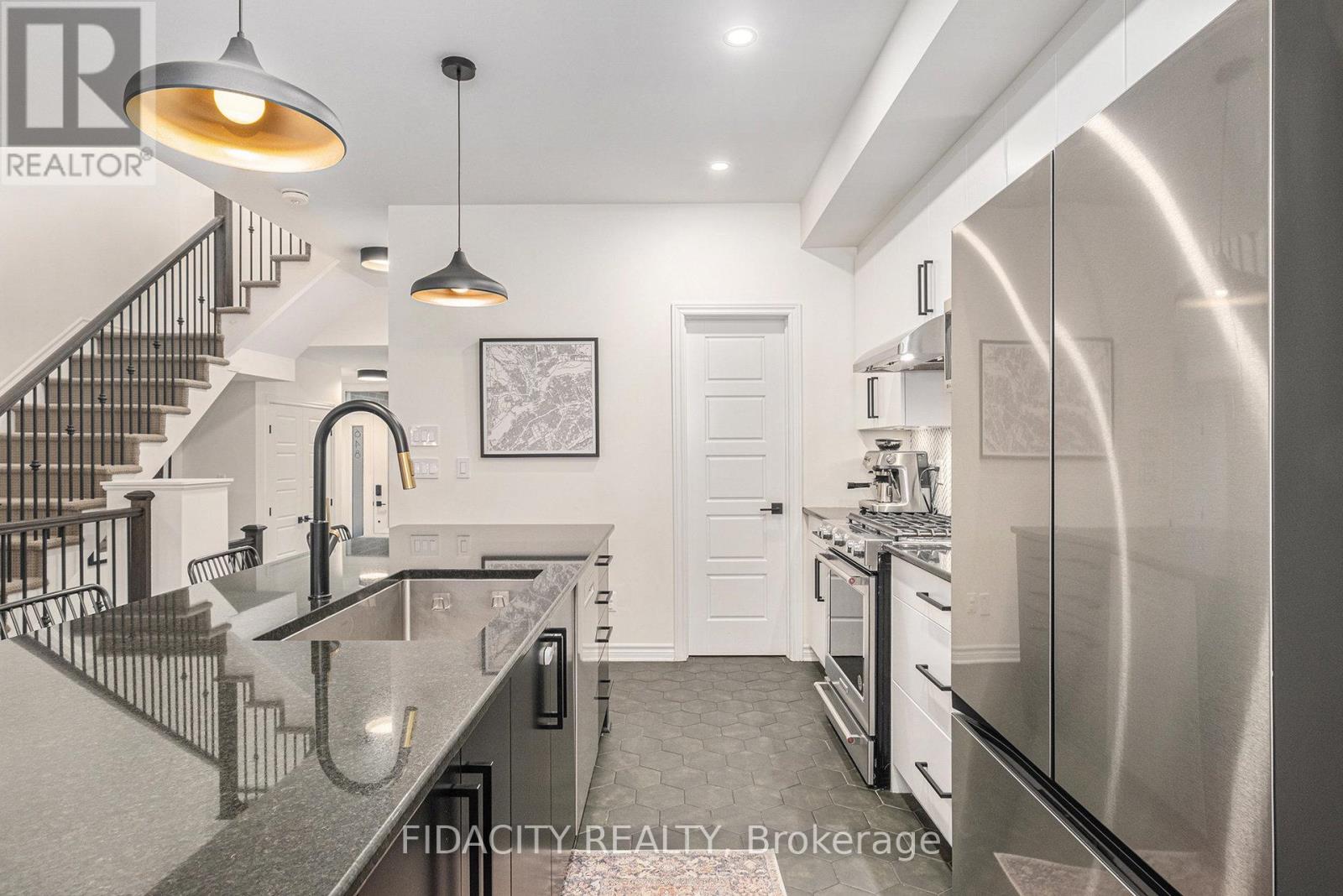 648 Vivera Place, Ottawa, Ontario  K2S 2N1 - Photo 4 - X12454794