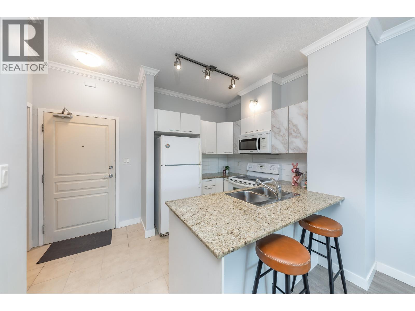 210 4028 Knight Street, Vancouver, British Columbia  V5N 5Y8 - Photo 2 - R3043628