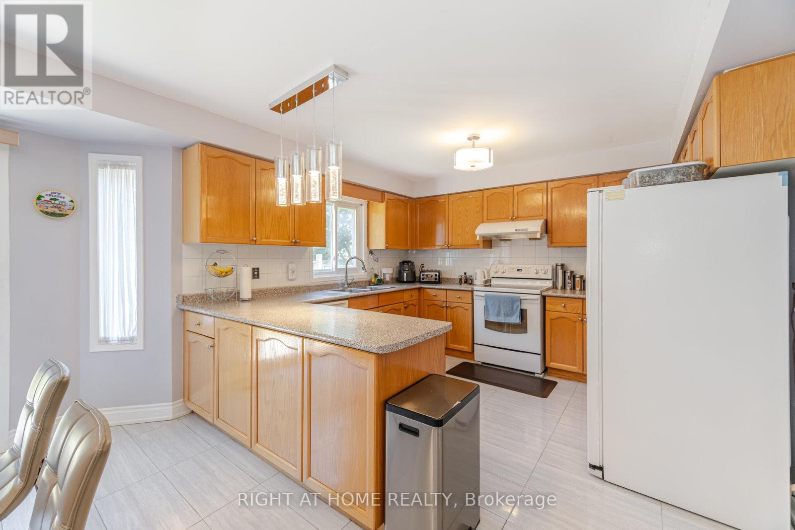 20 Erla Court, Markham, Ontario  L3S 3B3 - Photo 9 - N12454612