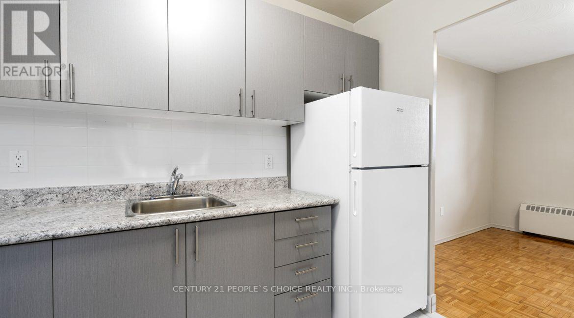 512 - 20 Paisley Boulevard W, Mississauga, Ontario  L5B 1C8 - Photo 7 - W12454600