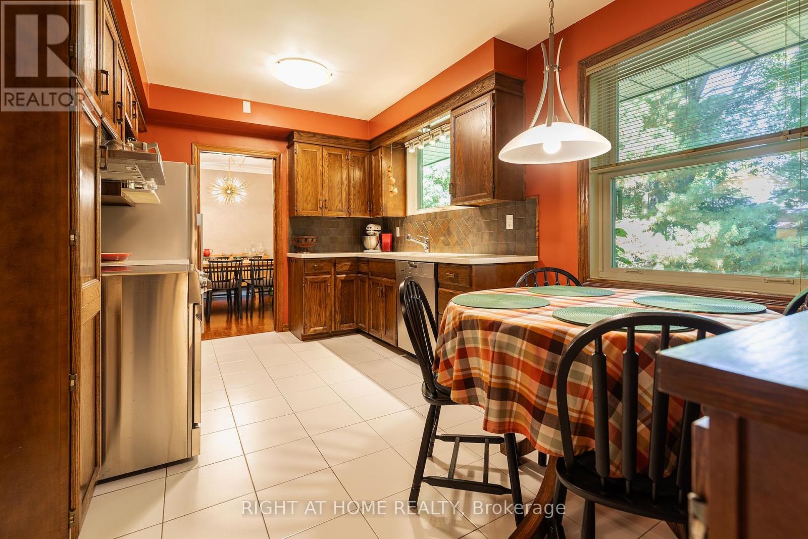 3325 Enniskillen Circle, Mississauga, Ontario  L5C 2M9 - Photo 10 - W12454602