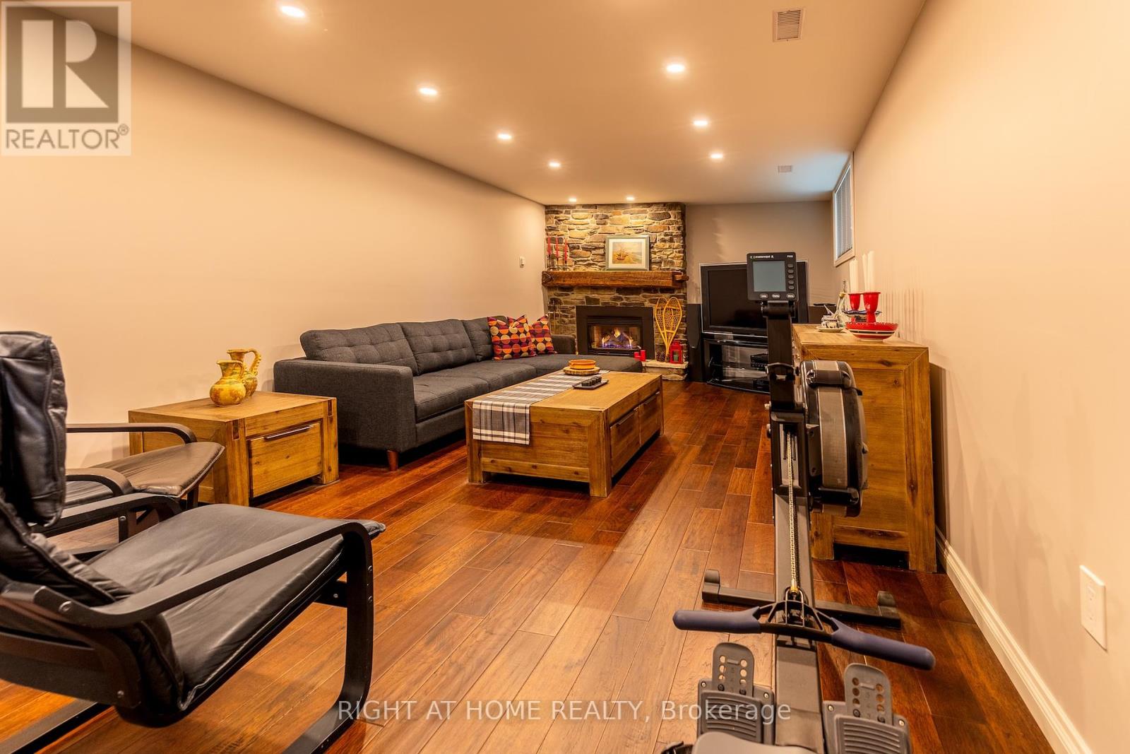 3325 Enniskillen Circle, Mississauga, Ontario  L5C 2M9 - Photo 12 - W12454602