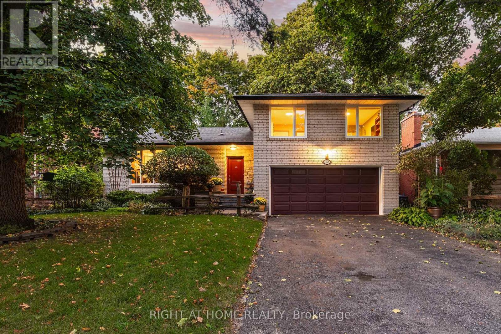 3325 Enniskillen Circle, Mississauga, Ontario  L5C 2M9 - Photo 2 - W12454602