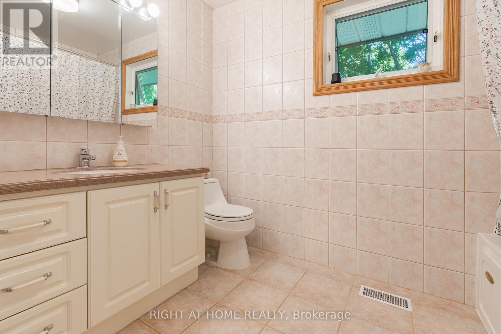 3325 Enniskillen Circle, Mississauga, Ontario  L5C 2M9 - Photo 21 - W12454602
