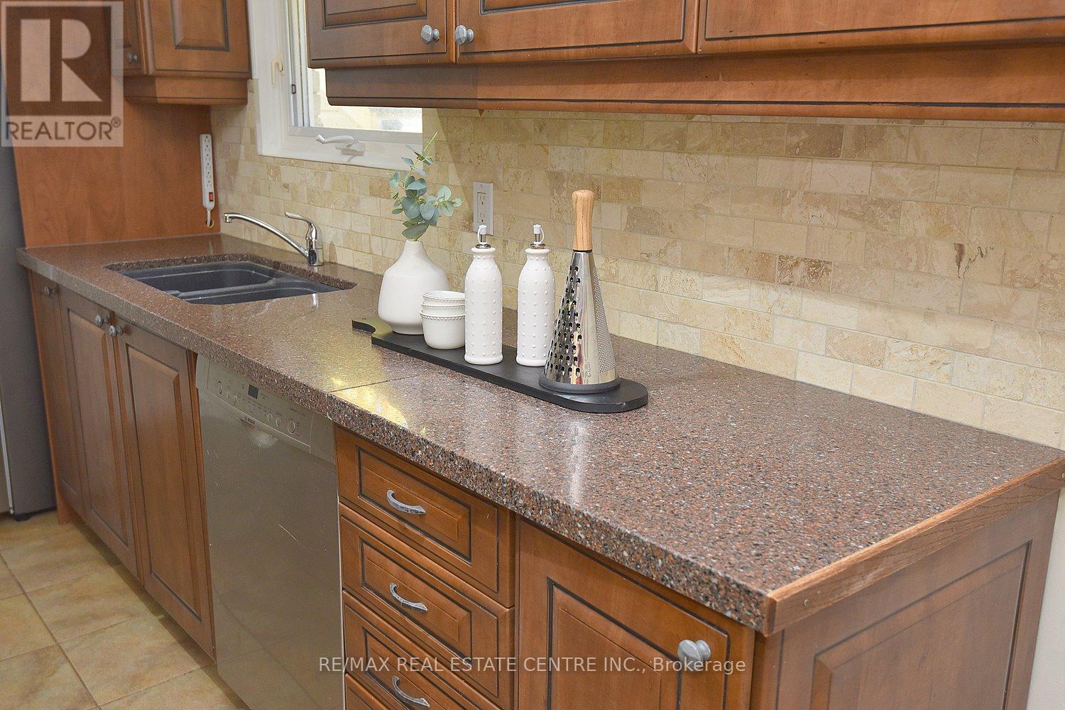 405 Erindale Drive, Burlington, Ontario  L7L 4T3 - Photo 12 - W12454606